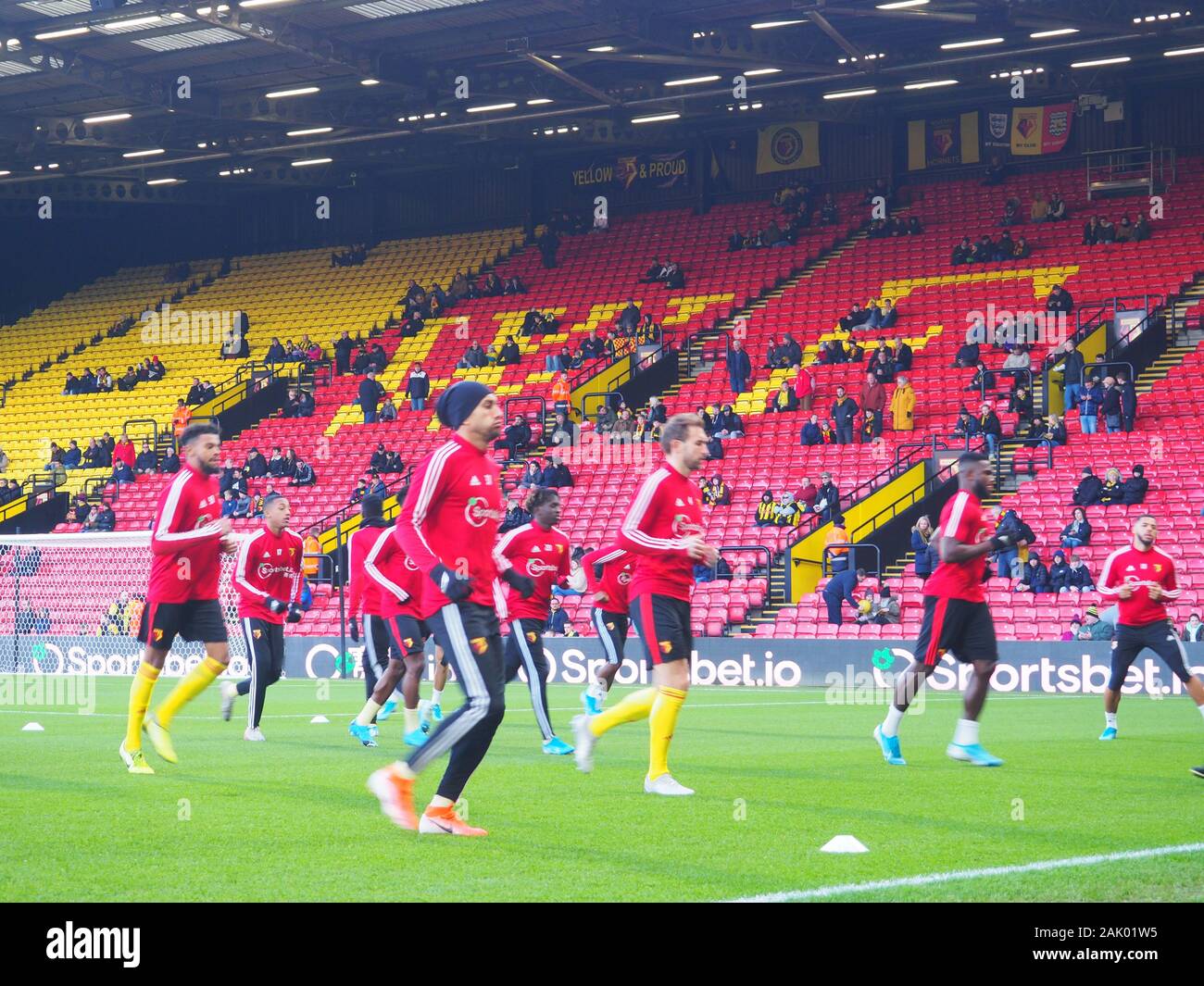 Watford i giocatori in fase di riscaldamento prima della FA cup gioco vs Tranmere Rovers Foto Stock