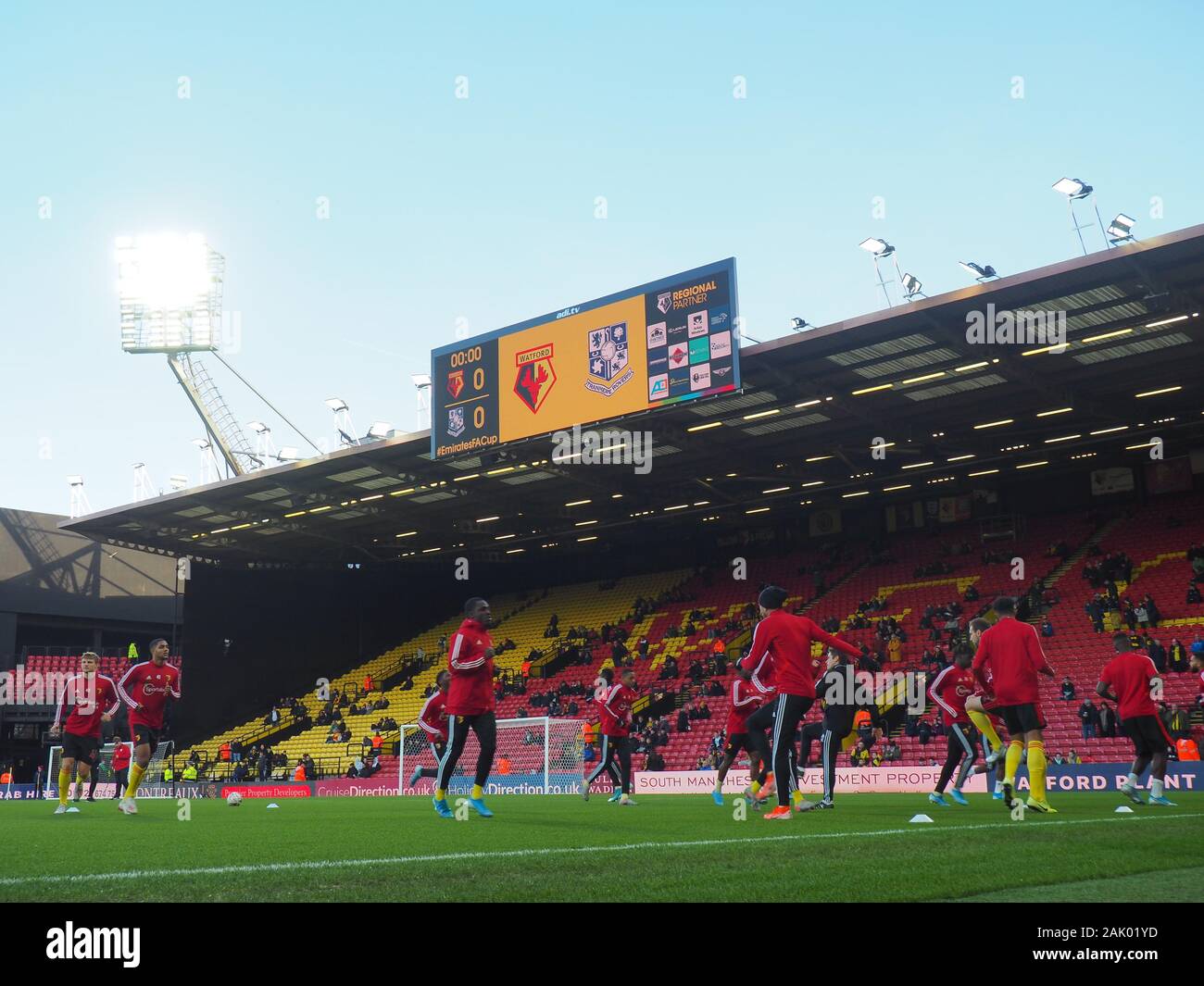 Watford i giocatori in fase di riscaldamento prima della FA cup gioco vs Tranmere Rovers Foto Stock