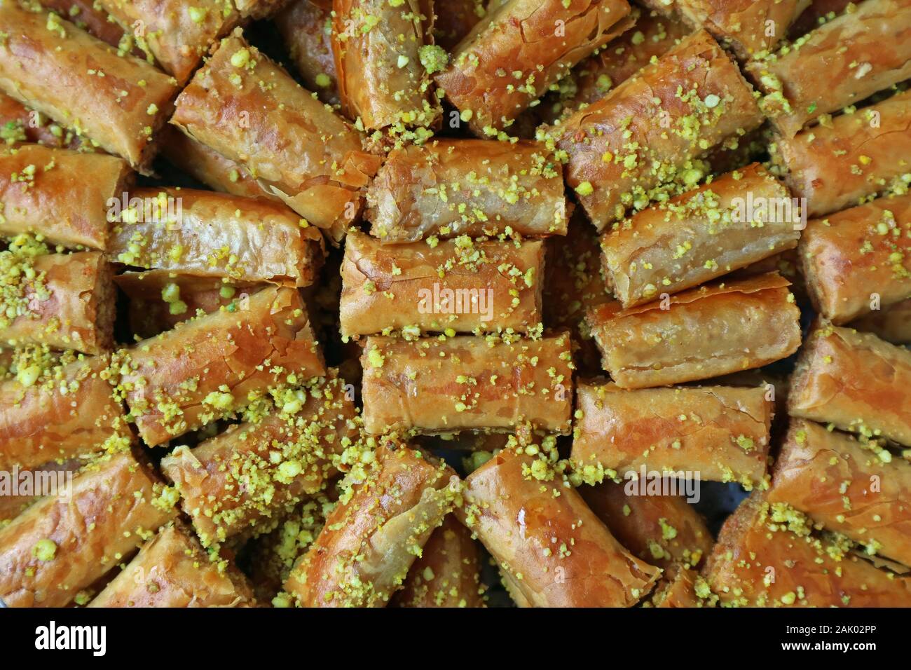 Vista superiore della Baklava pasticcini e rabboccato con un trito di Pistacchi di Bronte Foto Stock