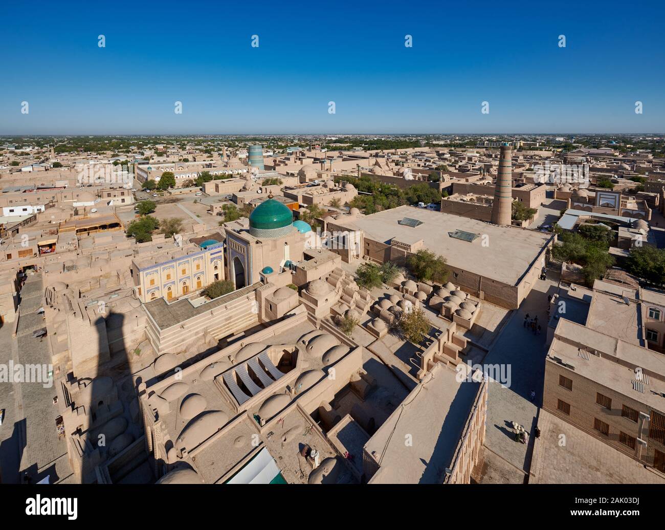 Arial vista dal minareto della Islam-Khodja madrassa su Itchan-Kala, Khiva, Uzbekistan in Asia centrale Foto Stock