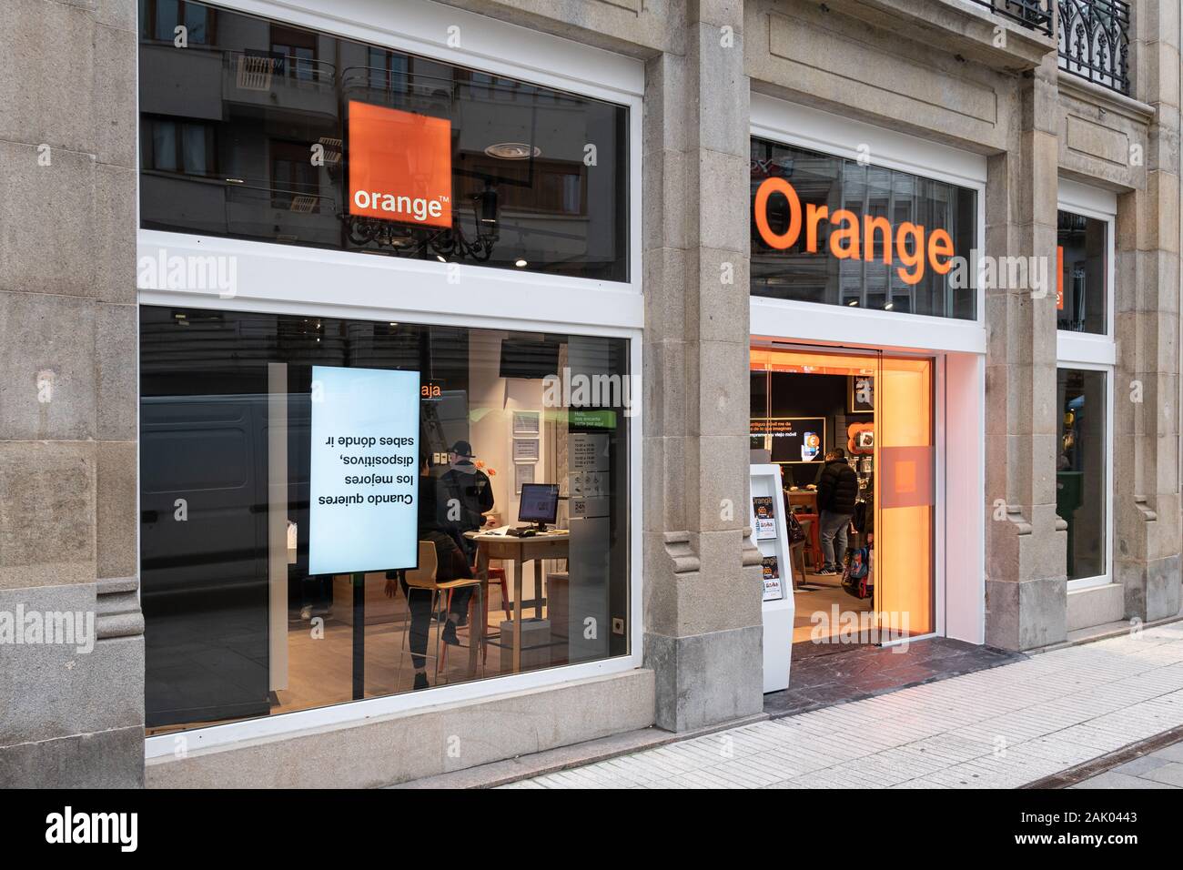 La Galizia, Spagna; 02 gennaio 2020: Orange operatore telecom negozio di facciata Foto Stock