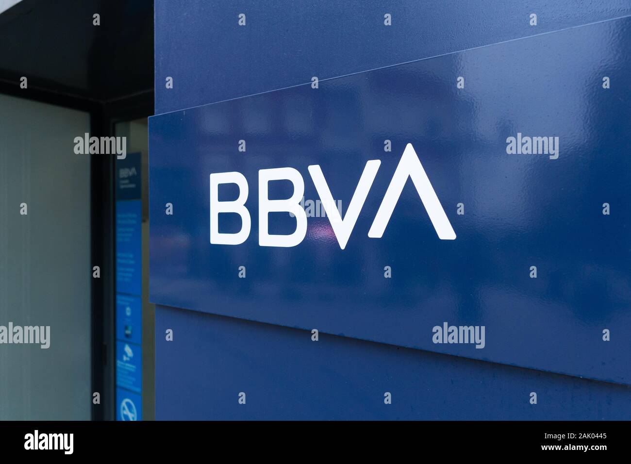La Galizia, Spagna; 02 Gennaio 2020: Close up del nuovo logo BBVA su BBVA banca office Foto Stock