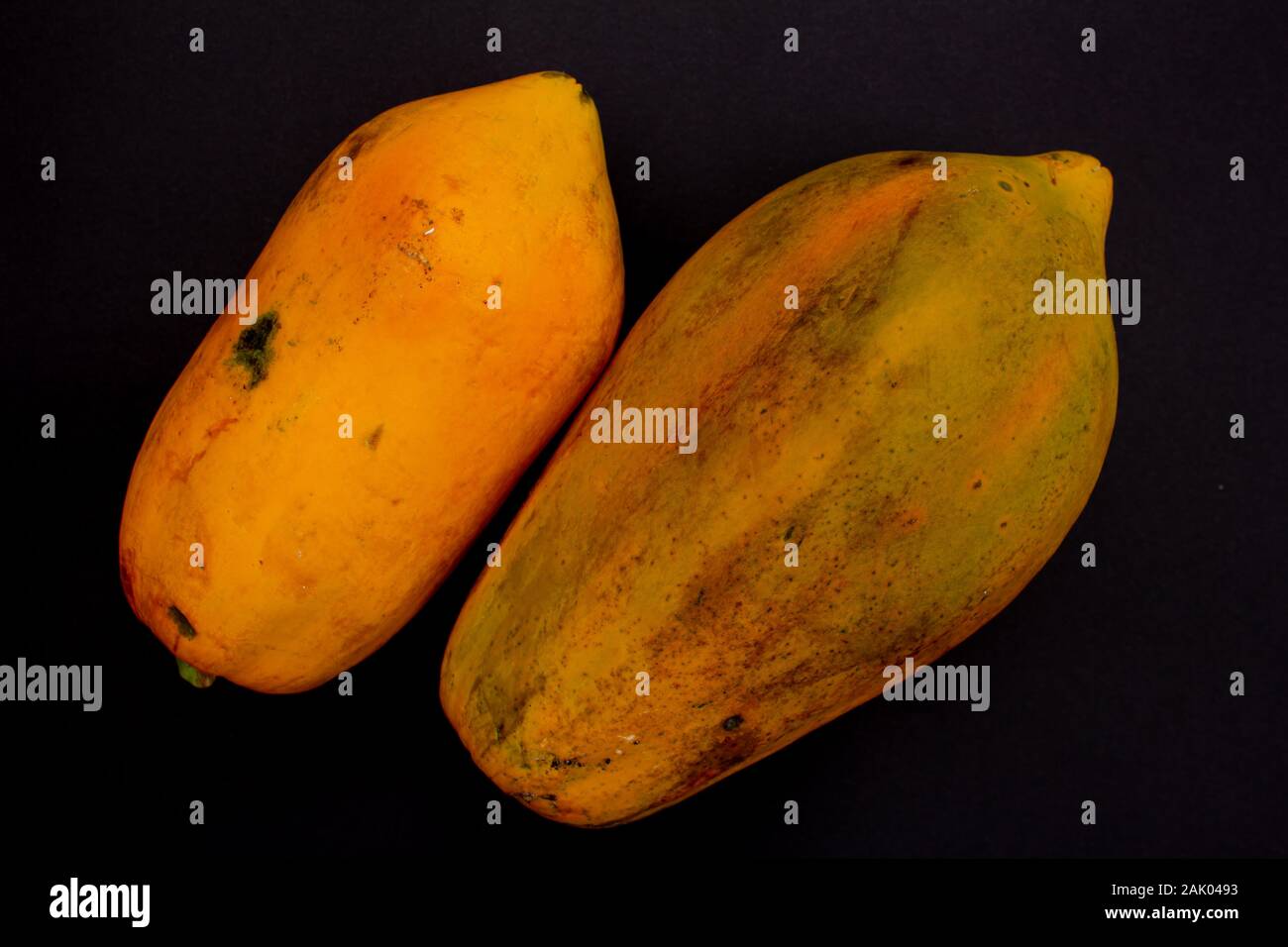 Materie Papaya frutto isolato su sfondo nero. Utilizzare per il concetto di frutta. Foto Stock