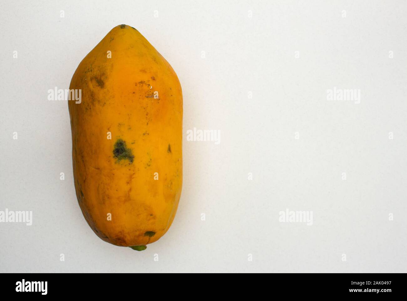 Papaya frutto isolato su sfondo bianco. Utilizzare per il concetto di frutta. Foto Stock