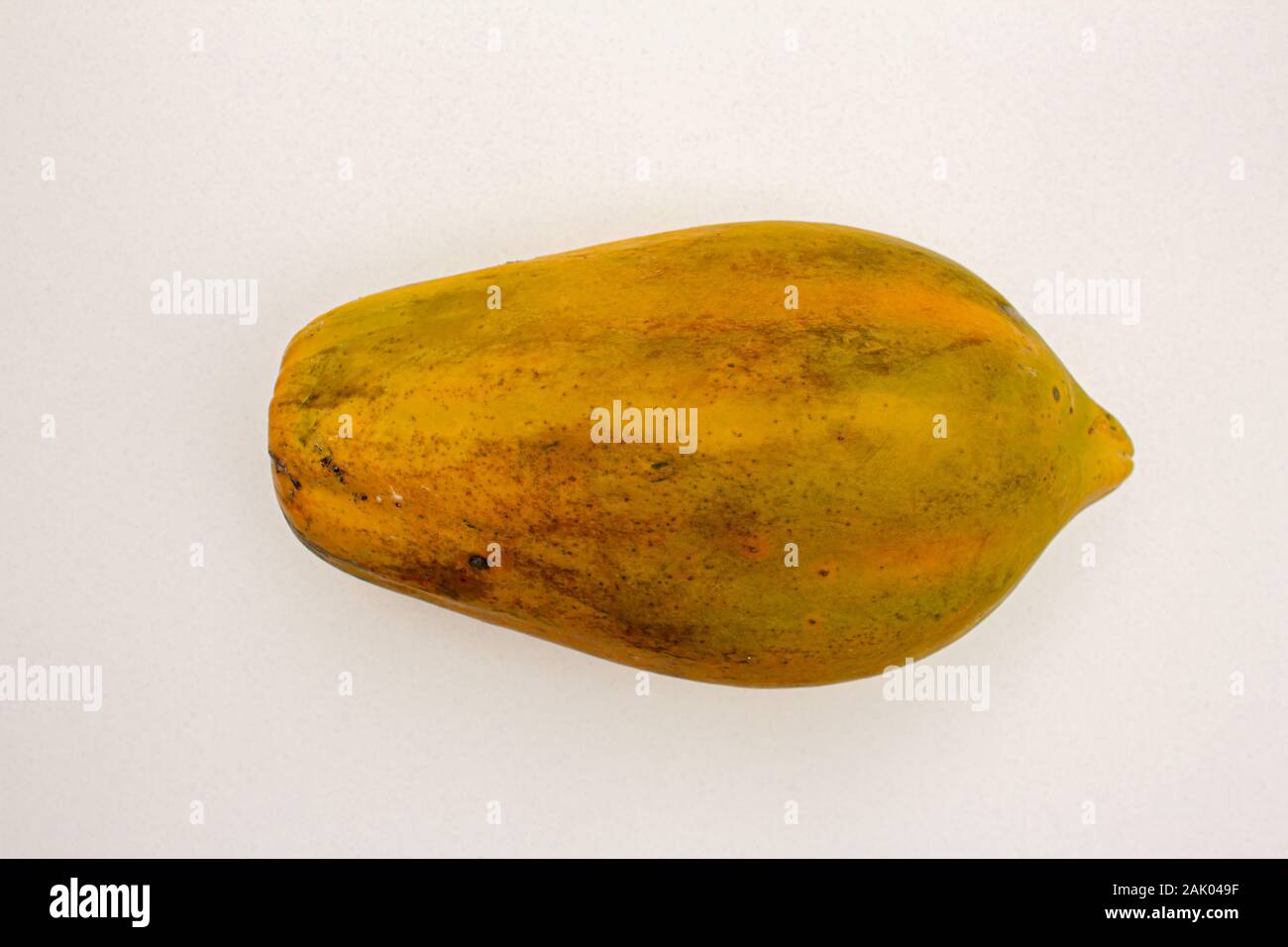 Papaya frutto isolato su sfondo bianco. Utilizzare per il concetto di frutta. Foto Stock