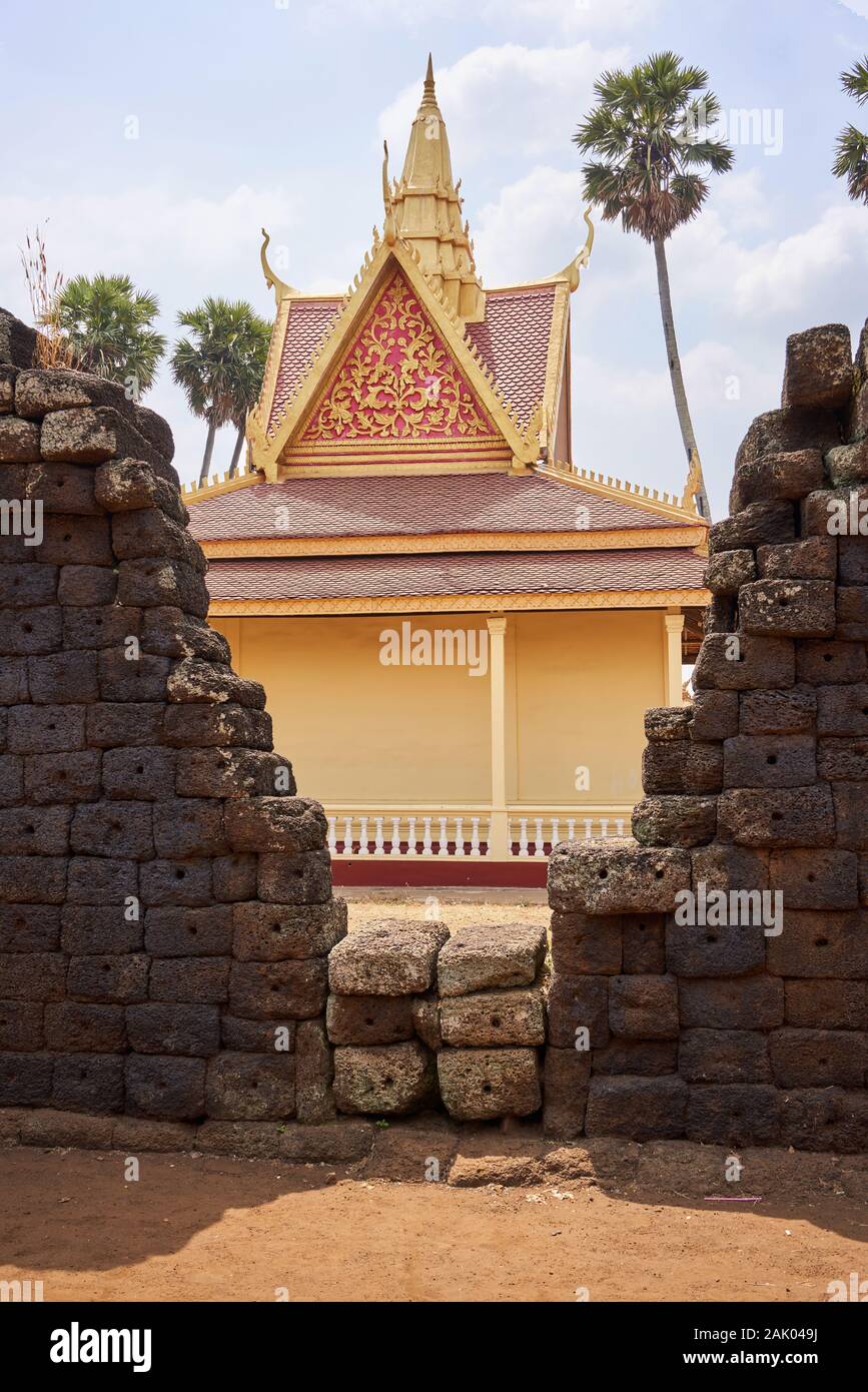 Nokor Bachey Pagoda tra vecchi ruderi in Kampong Cham, Cambogia Foto Stock