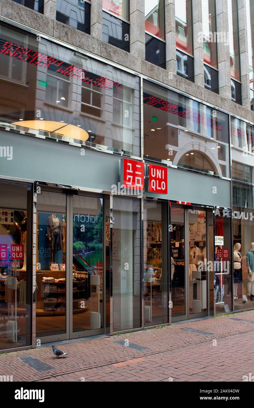 Vista ravvicinata del digital signage giapponese di abbigliamento casual designer e produttore e rivenditore del marchio store sulla Kalverstraat street in Amsterdam. Foto Stock