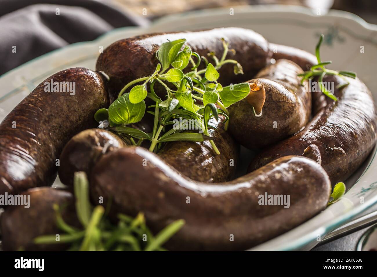 Salsicce arrostite in padella con rosmarino. Tradizionale cibo europeo il bratwurst jaternice o jitrnice Foto Stock