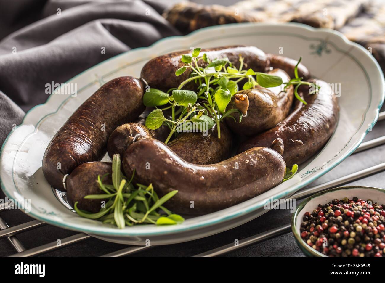 Salsicce arrostite in padella con rosmarino. Tradizionale cibo europeo il bratwurst jaternice o jitrnice Foto Stock
