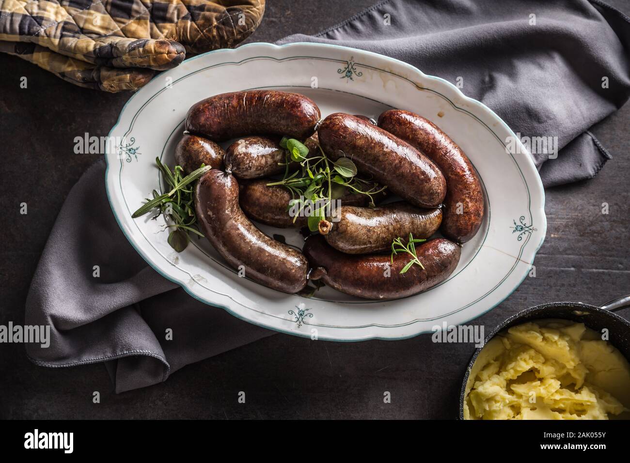 Salsicce arrostite in padella con rosmarino. Tradizionale cibo europeo il bratwurst jaternice o jitrnice Foto Stock