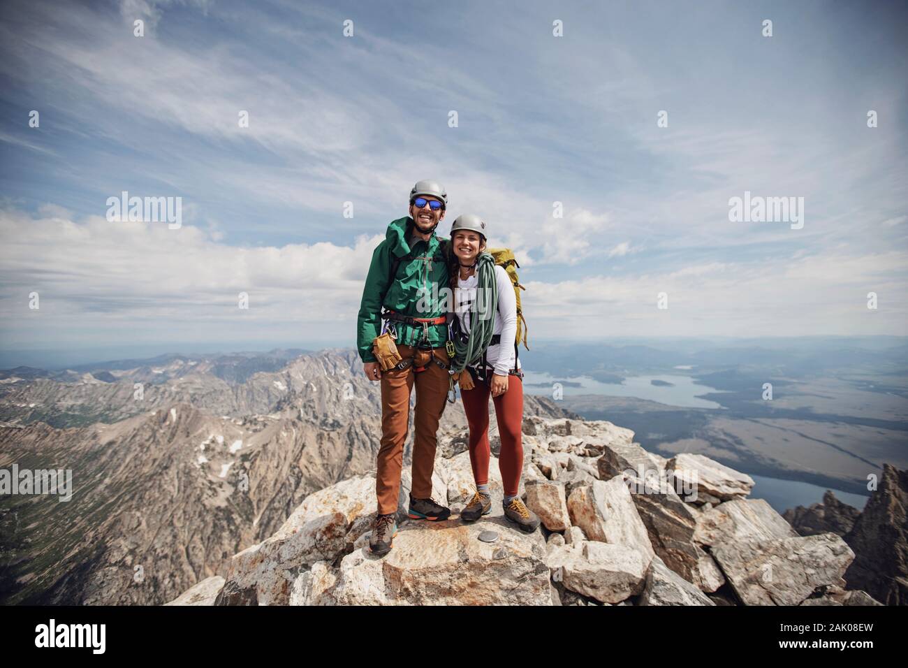 Uomini e donne climber sorridono dopo aver sommite il Grand Teton, Wyoming Foto Stock