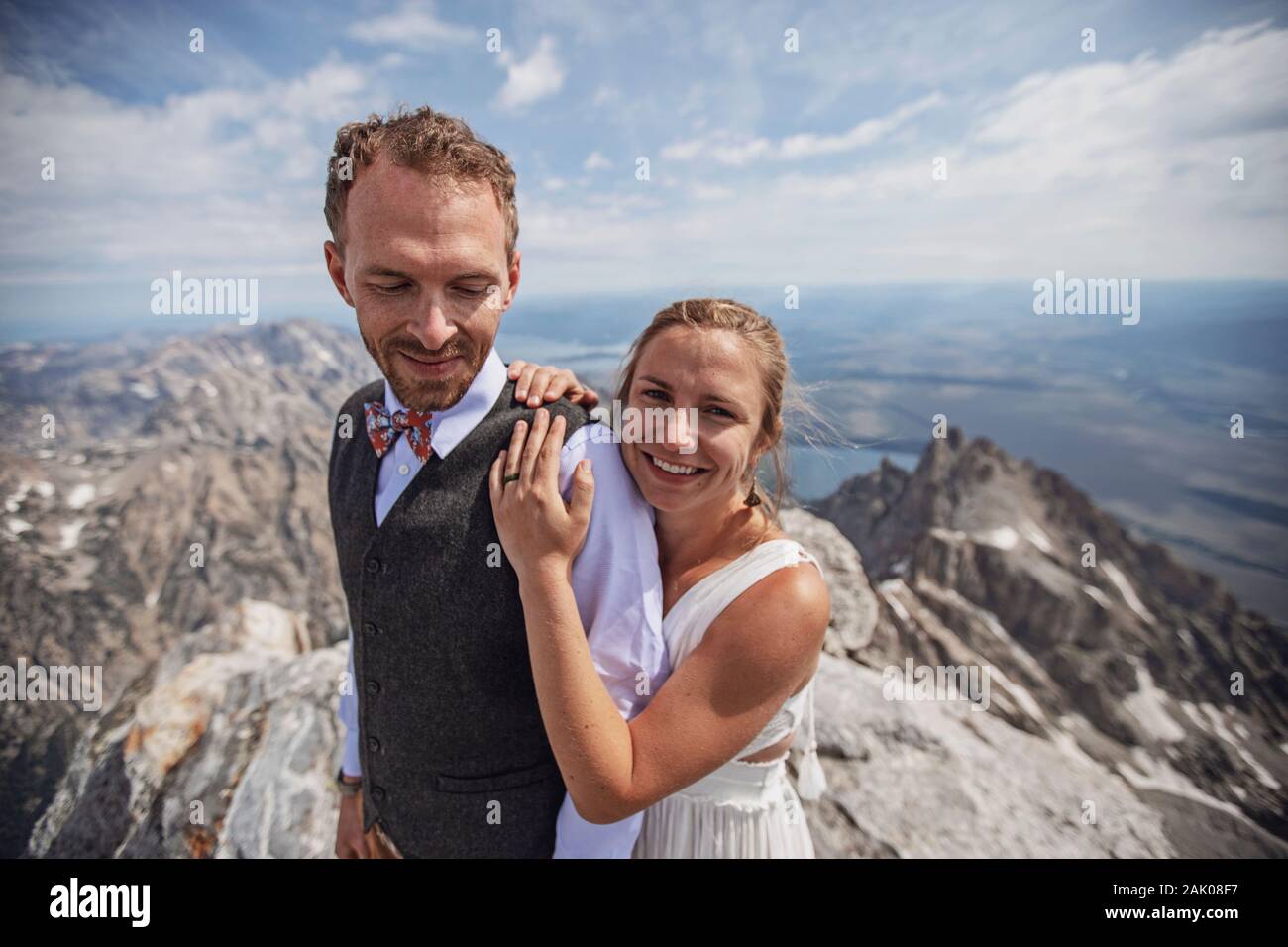 Sposa e Ginestra sorridono dopo essersi sposati, Grand Teton National Park Foto Stock