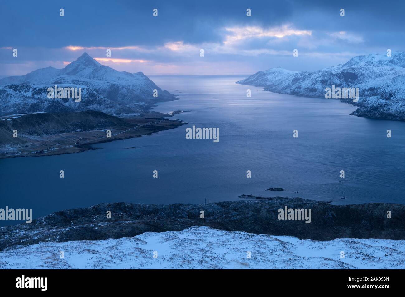 Inverno vista su Nappstraumen dal vertice di Offersøykammen, Isole Lofoten in Norvegia Foto Stock