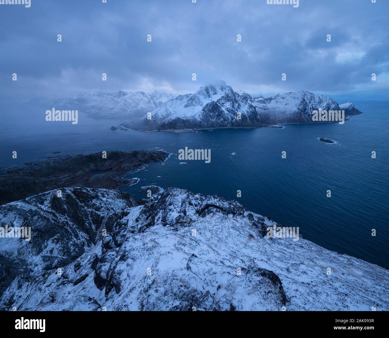 Inverno vista su Nappstraumen dal vertice di Offersøykammen, Isole Lofoten in Norvegia Foto Stock