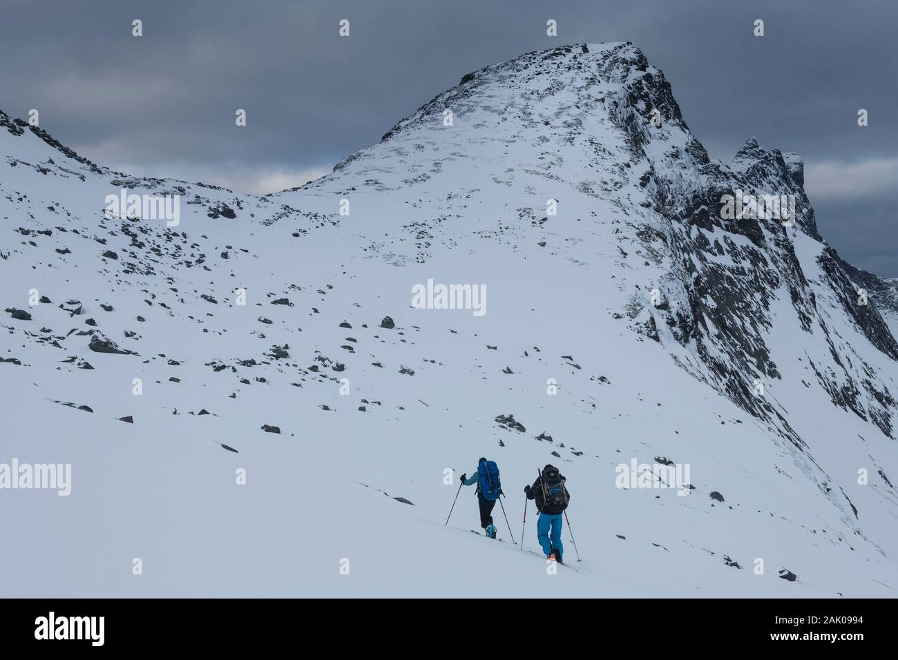 Due tourers di sci vicino alla cima di Brannuva, isole Lofoten, Norvegia Foto Stock
