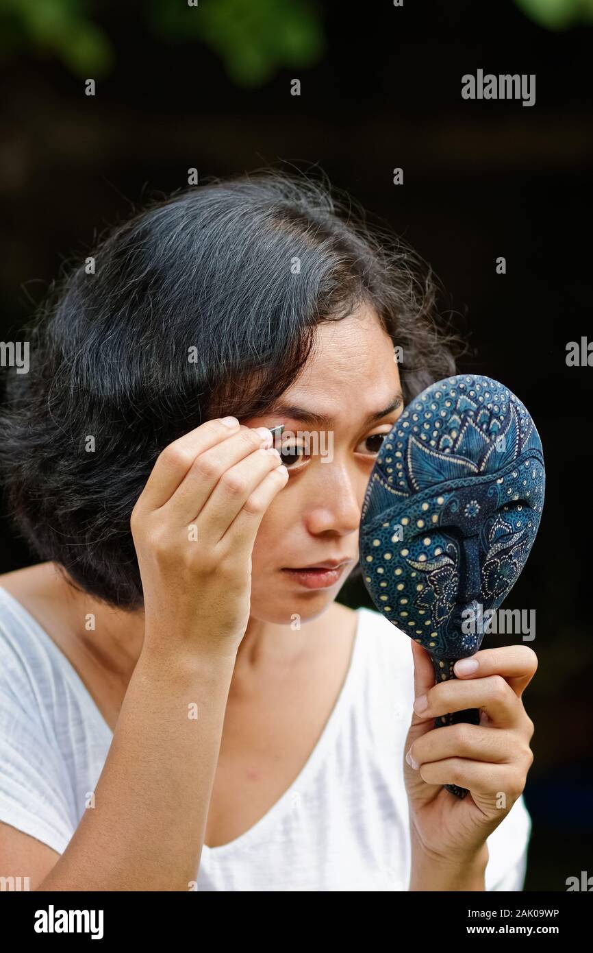 Etnici asiatici giovane femmina adulta del sopracciglio di prelievo Foto Stock