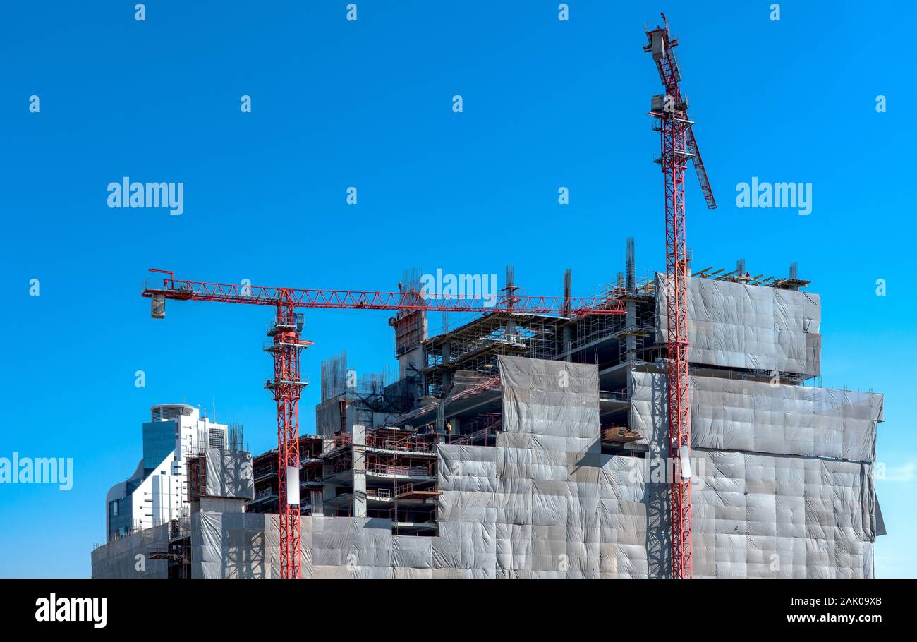 I lavoratori stanno lavorando sui siti di costruzione in acciaio strutturale trave costruire grandi edifici residenziali. Foto Stock