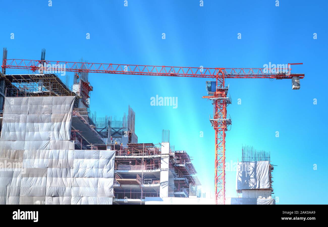 I lavoratori stanno lavorando sui siti di costruzione in acciaio strutturale trave costruire grandi edifici residenziali. Foto Stock