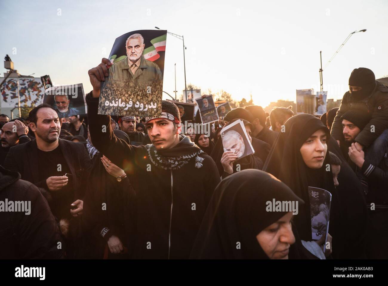 Tehran, Iran. 06 gen, 2020. Migliaia di persone in lutto iraniano si riuniscono per rendere omaggio a le guardie rivoluzionarie iraniane Commander Qasem Soleimani durante il suo funerale a Tehran, Iran, lunedì 6 gennaio 2020. Soleimani è stato ucciso in un airstrike degli Stati Uniti a Baghdad. Foto di Majid Asgaripour/UPI Credito: UPI/Alamy Live News Foto Stock