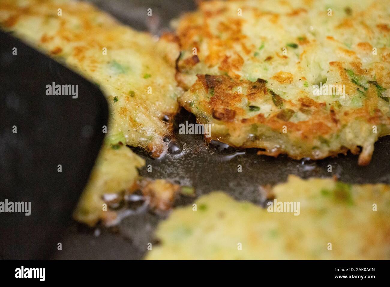 Primo piano di latini che friggete in padella durante la preparazione del cibo Foto Stock
