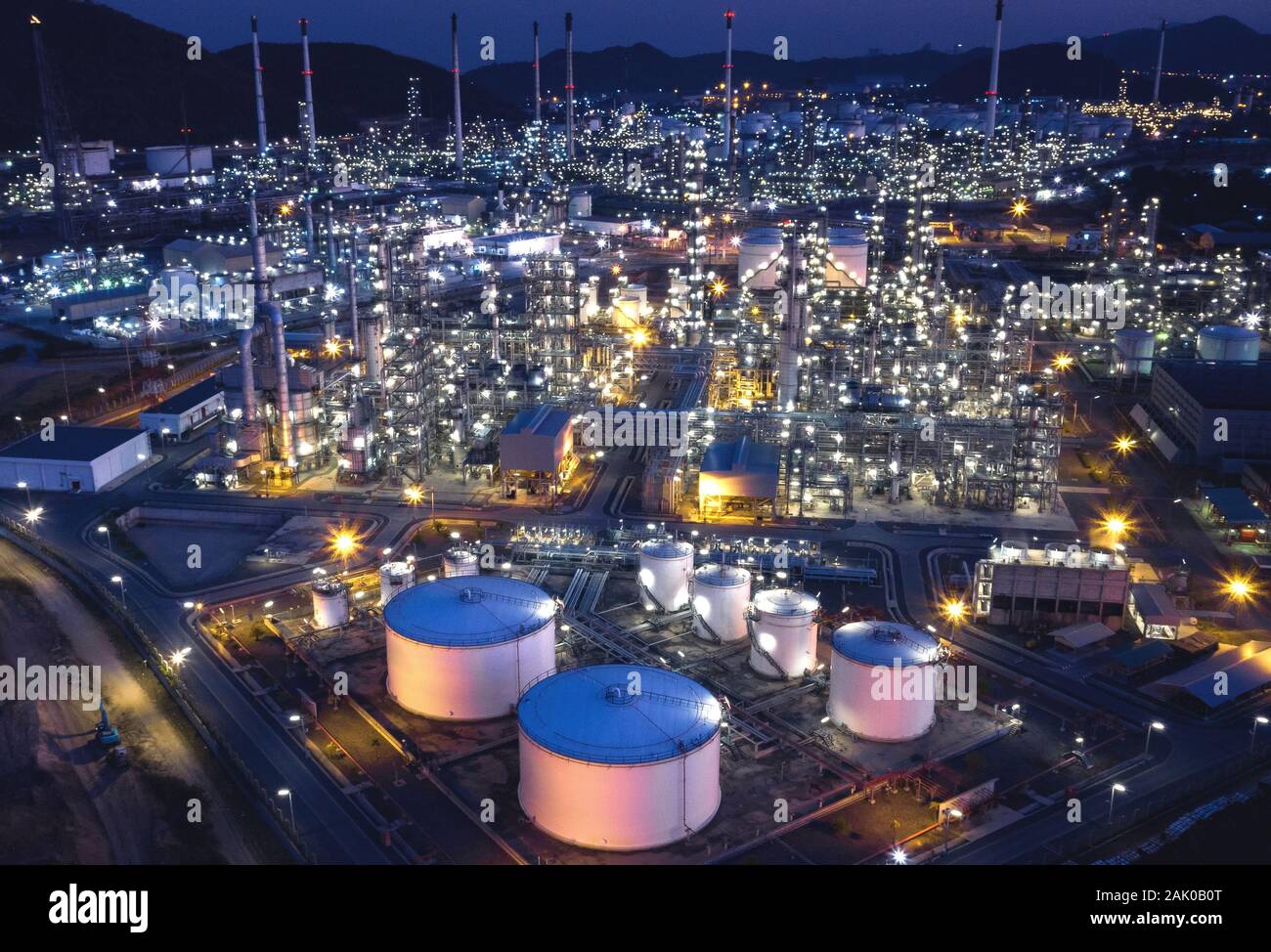 Raffineria di petrolio industria, vista aerea di impianto petrolchimico al crepuscolo Foto Stock