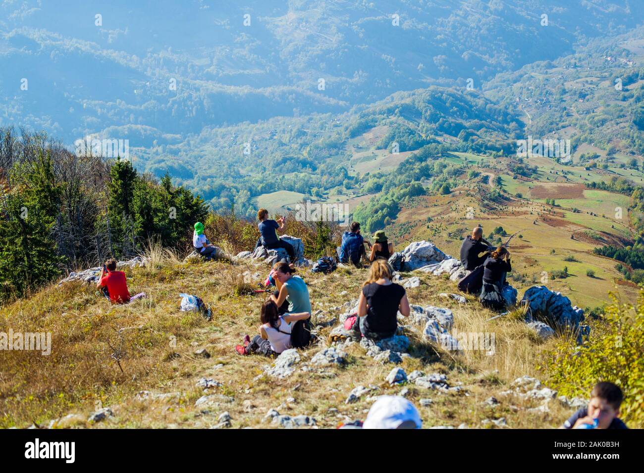 Gruppo oh escursionisti rilassatevi e godetevi la splendida vista del paesaggio naturale della Serbia. Foto Stock