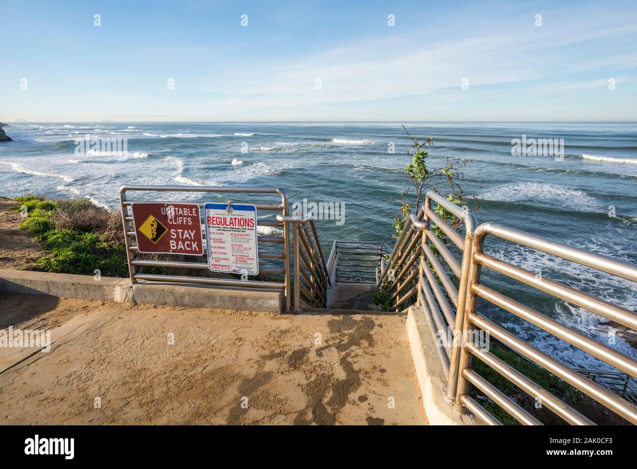 Segnale di avvertimento su una recinzione al Sunset Cliffs parco naturale. San Diego, California, Stati Uniti d'America. Foto Stock