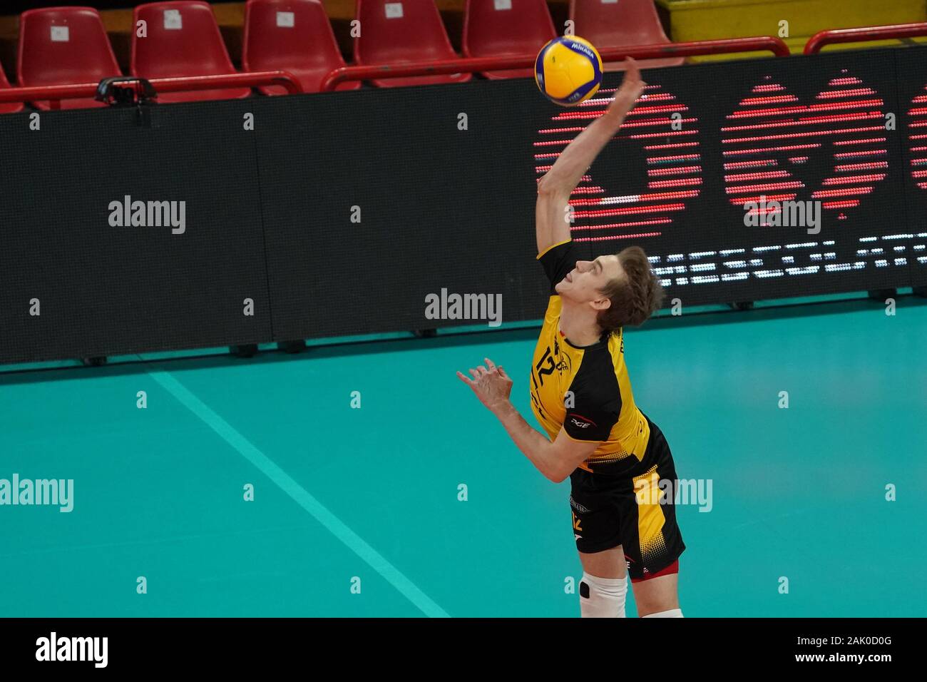 Perugia, Italia. 6 Gen, 2020. szalpuk artur (n. 12 pge skra belchtow) su serviceduring Test Match - Sir Safety Conad Perugia vs Skra Belchatow, Pallavolo Test Match in Perugia, Italia, 06 Gennaio 2020 - LPS/Loris Cerquiglini Credito: Loris Cerquiglini/LP/ZUMA filo/Alamy Live News Foto Stock