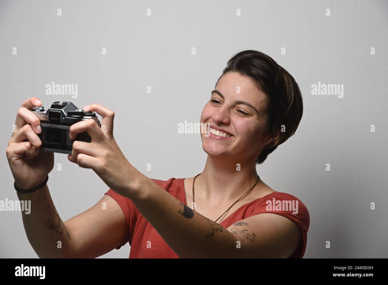 Giovane donna con la fotografia Foto Stock