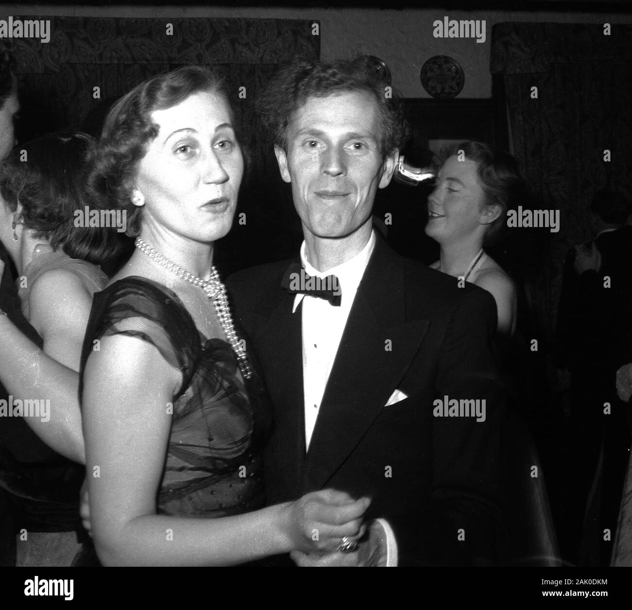 Degli anni Cinquanta, storico, giovane a una cravatta nera ballo formale, Inghilterra, Regno Unito. Foto Stock