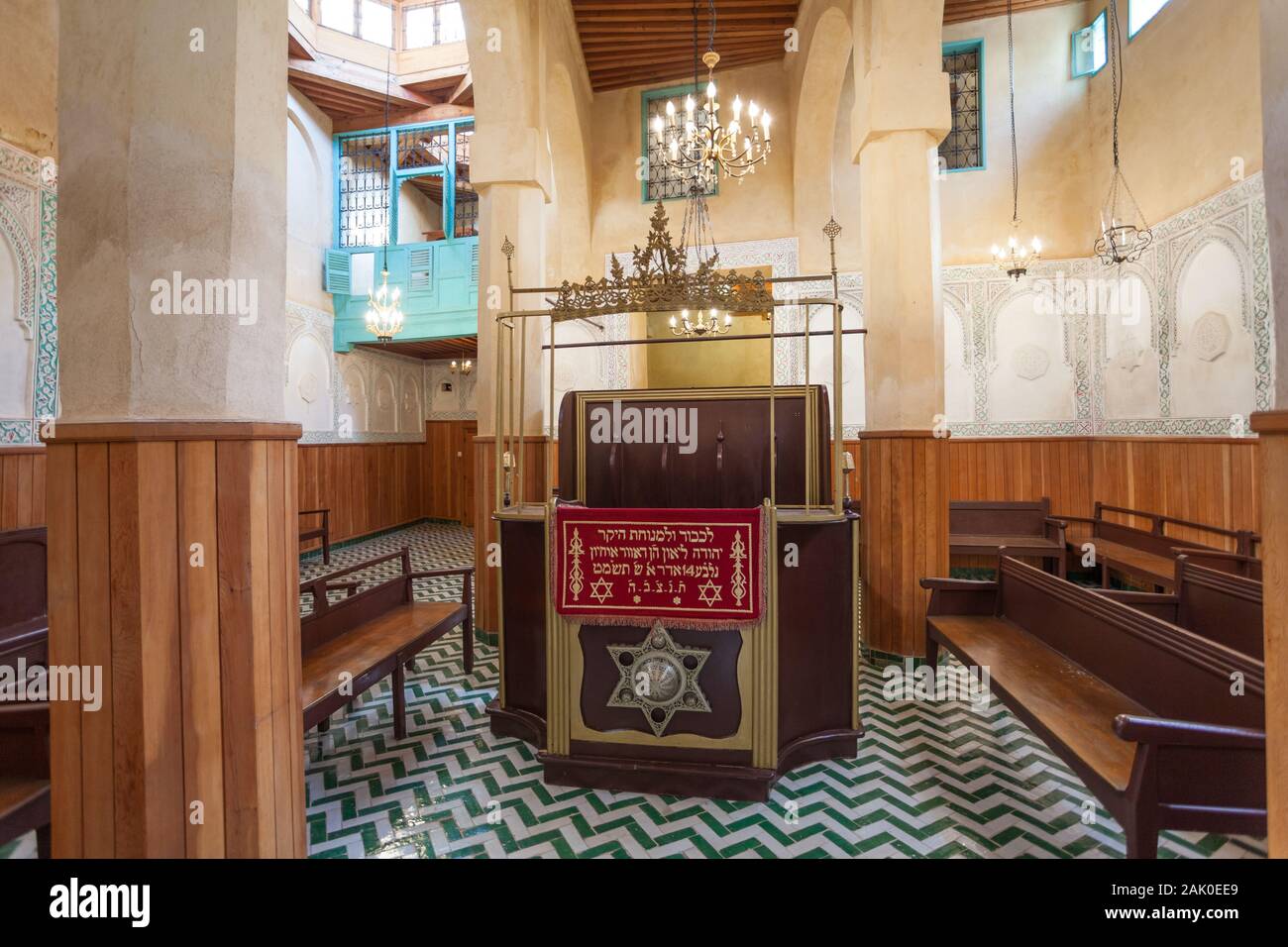 Il bimah (nel centro) e il balcone (nella parte superiore sinistra) nella sinagoga Al Fassiyine Della Stecca nel vecchio quartiere ebraico (Mellah) a Fes (Fez), Marocco Foto Stock