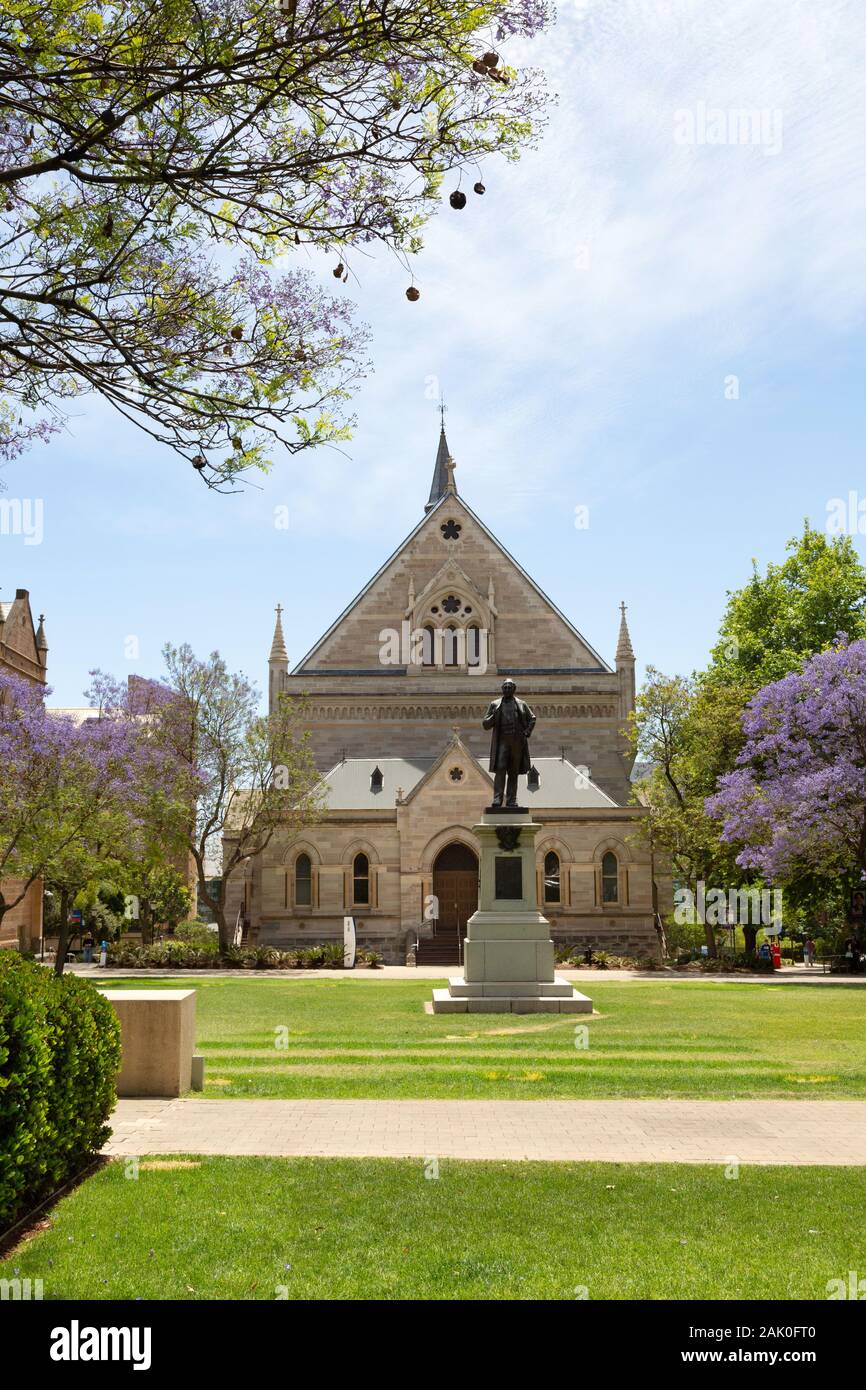 Adelaide Australia - l'Università di Adelaide edifici su una soleggiata giornata di primavera con la jacaranda in fiore, Adelaide Australia del Sud Foto Stock