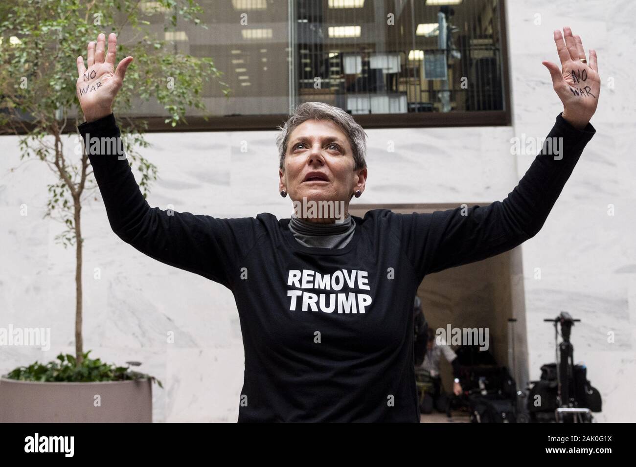 Washington, DC, Stati Uniti d'America. Il 6 gennaio, 2020. 6 gennaio 2020 - Washington, DC, Stati Uniti: "caldo il Senato" pro-impeachment protestare nell atrio del Senato Hart Edificio per uffici a U.S. Capitol. Credito: Michael Brochstein/ZUMA filo/Alamy Live News Foto Stock