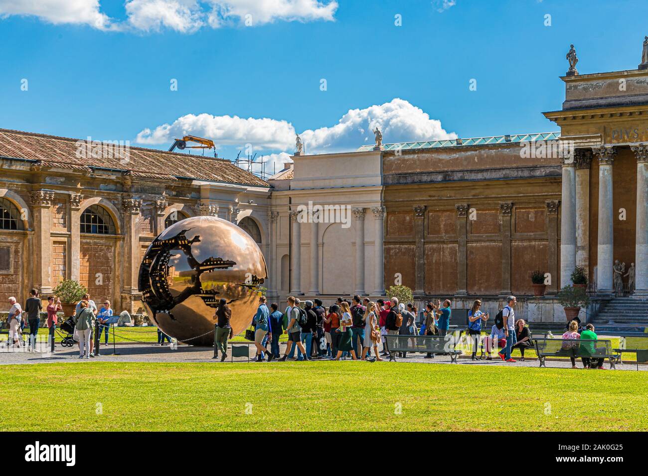 I turisti alla sfera entro una sfera Foto Stock