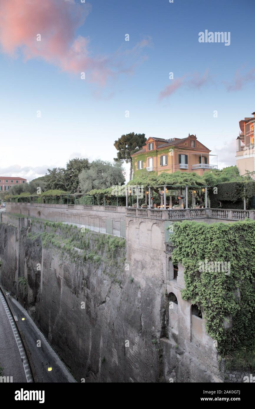 La strada principale che va verso il mare a Sorrento Italia Foto Stock