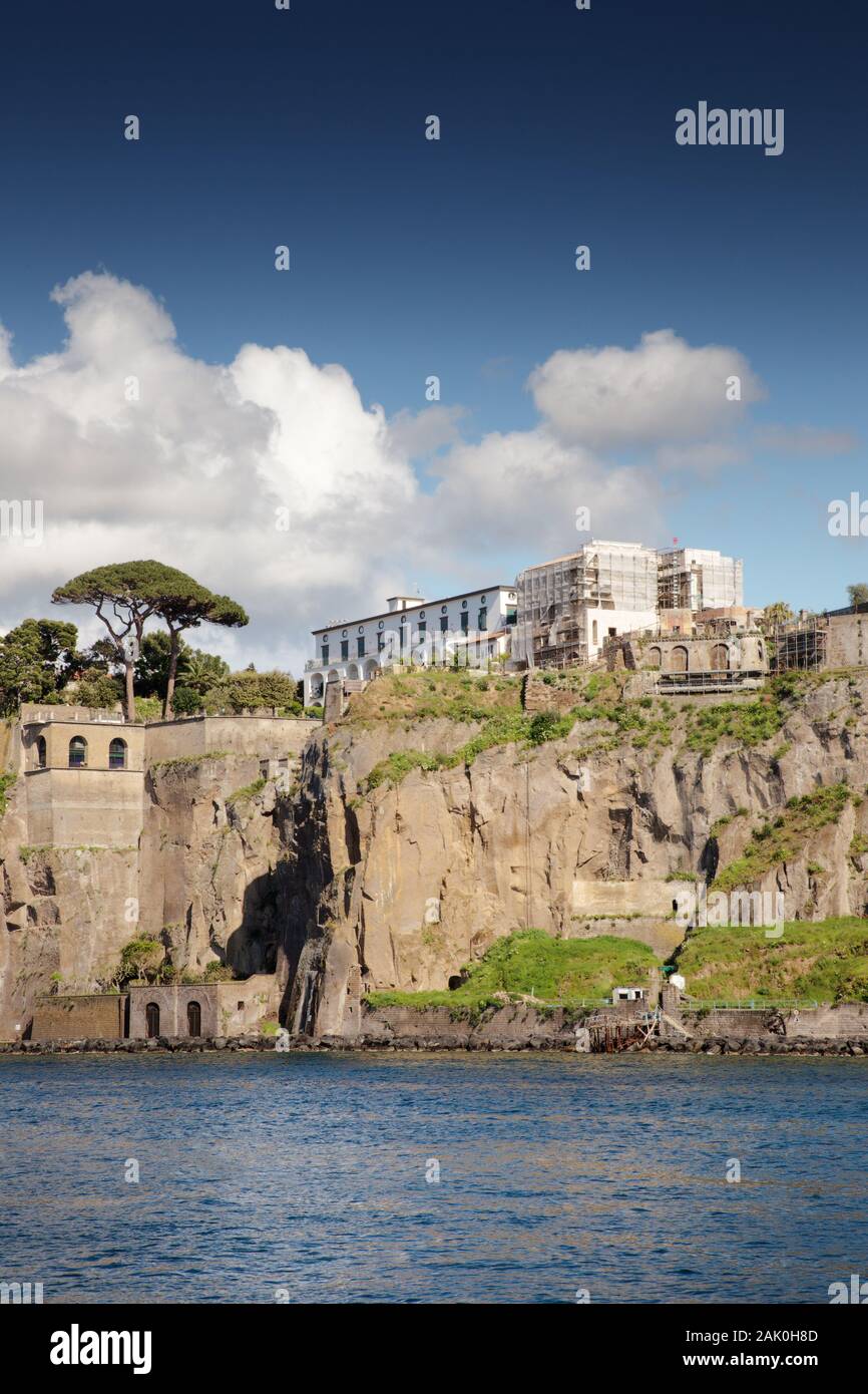 In cima alla scogliera lungo la città di Sorrento in Italia Foto Stock