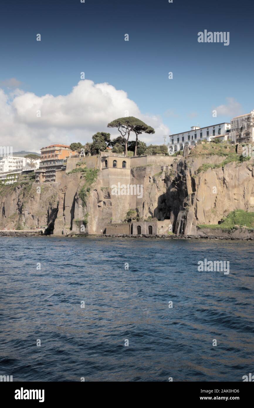 In cima alla scogliera lungo la città di Sorrento in Italia Foto Stock