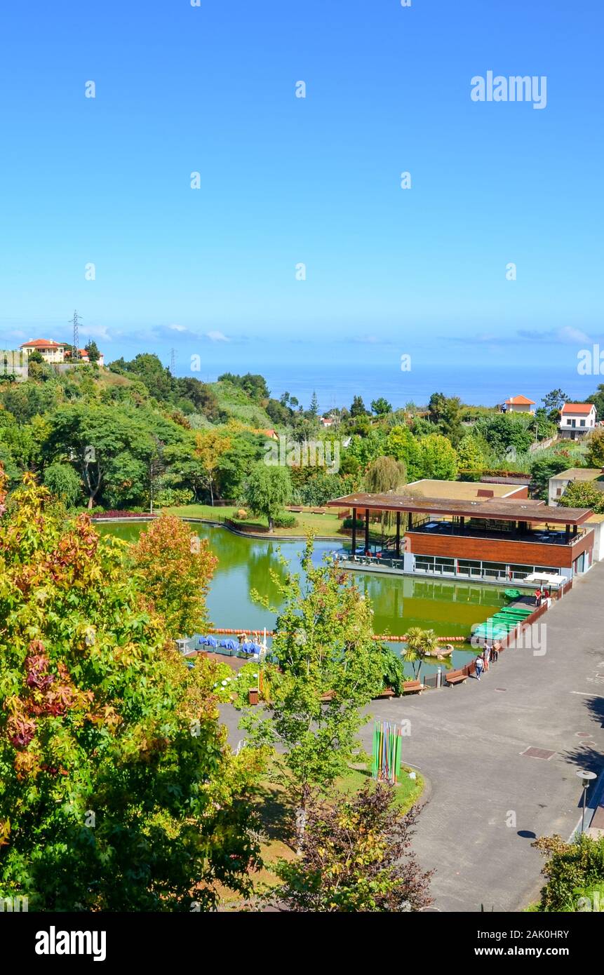 Santana, Madeira, Portogallo - Sep 24, 2019: Foto verticale del parco tematico di Madeira. Verdi alberi, lago, case e percorso a piedi. Centro espositivo dedicato alle isole portoghesi. Foto Stock