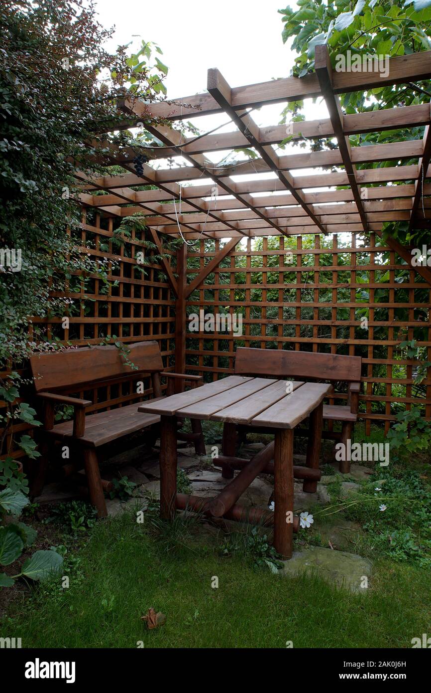 Giardino gazebo al riparo dalle pareti di Azure con tavolo e panche Foto Stock