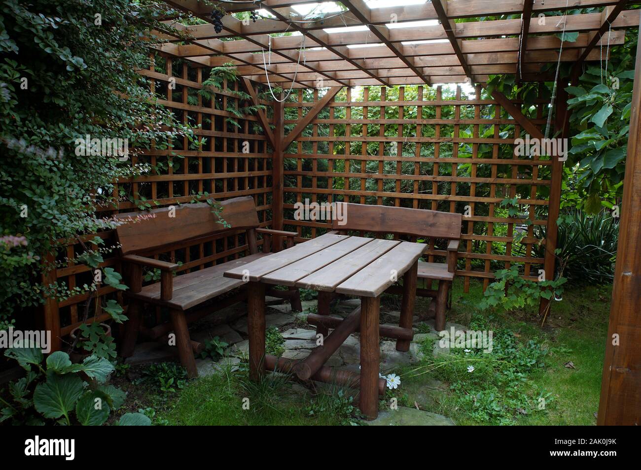 Giardino gazebo al riparo dalle pareti di Azure con tavolo e panche Foto Stock