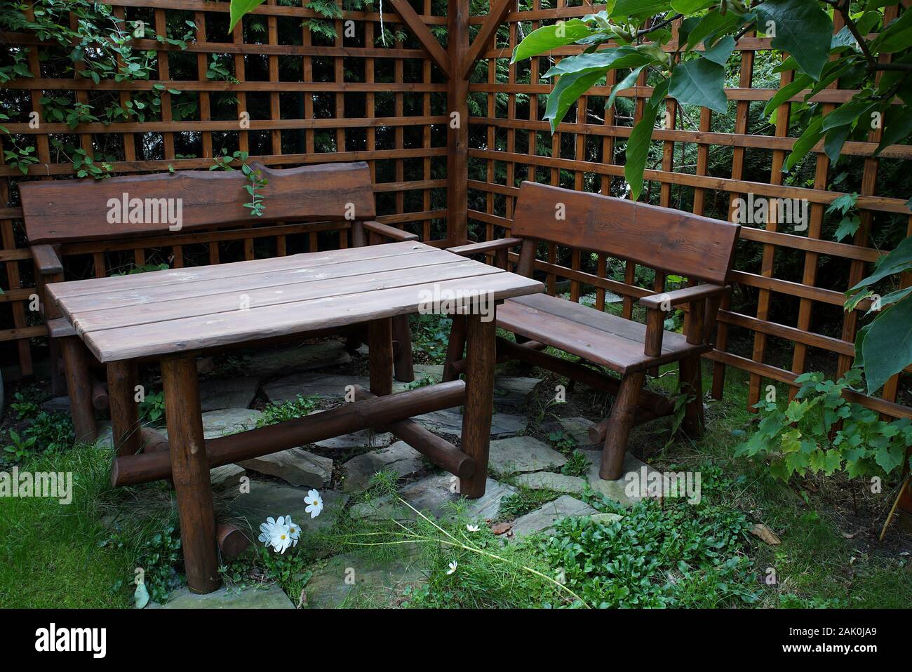 Giardino gazebo al riparo dalle pareti di Azure con tavolo e panche Foto Stock