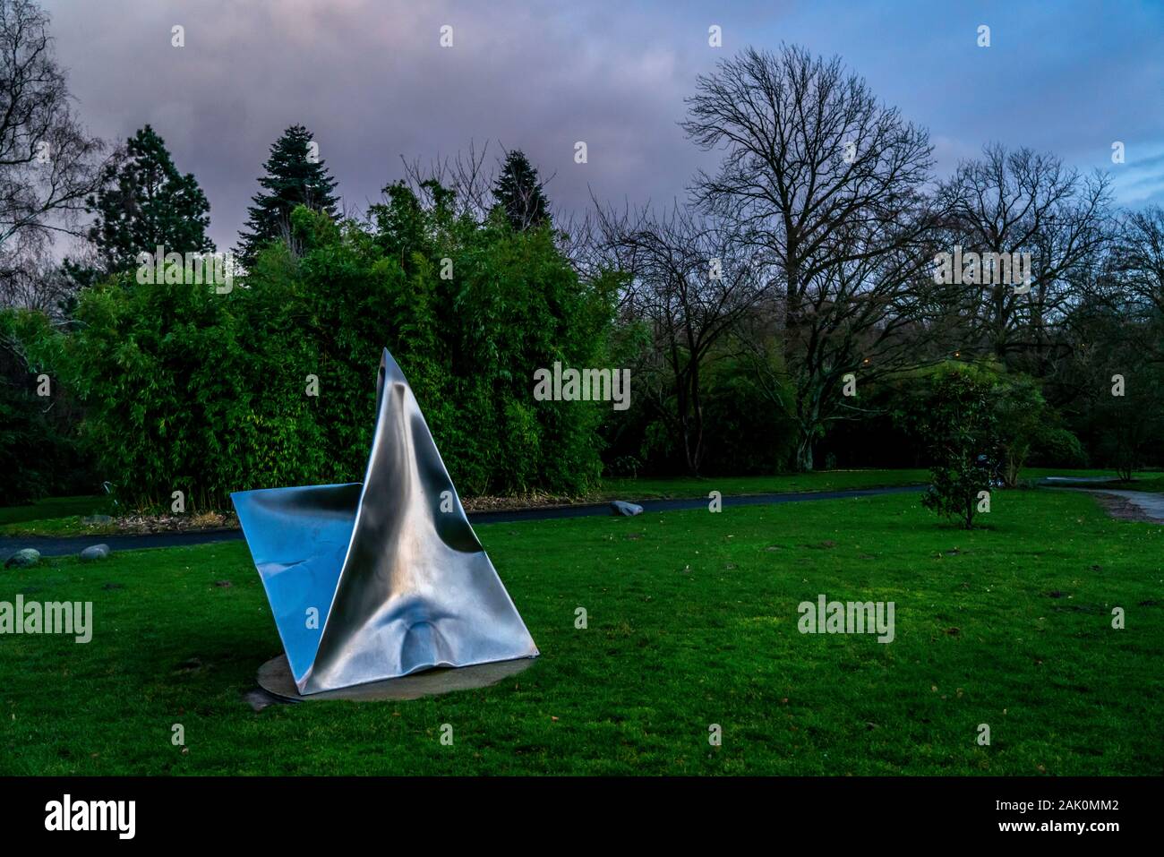 La Al Grugapark, serate, in inverno, artwork implosa " piramide alimentare, Foto Stock