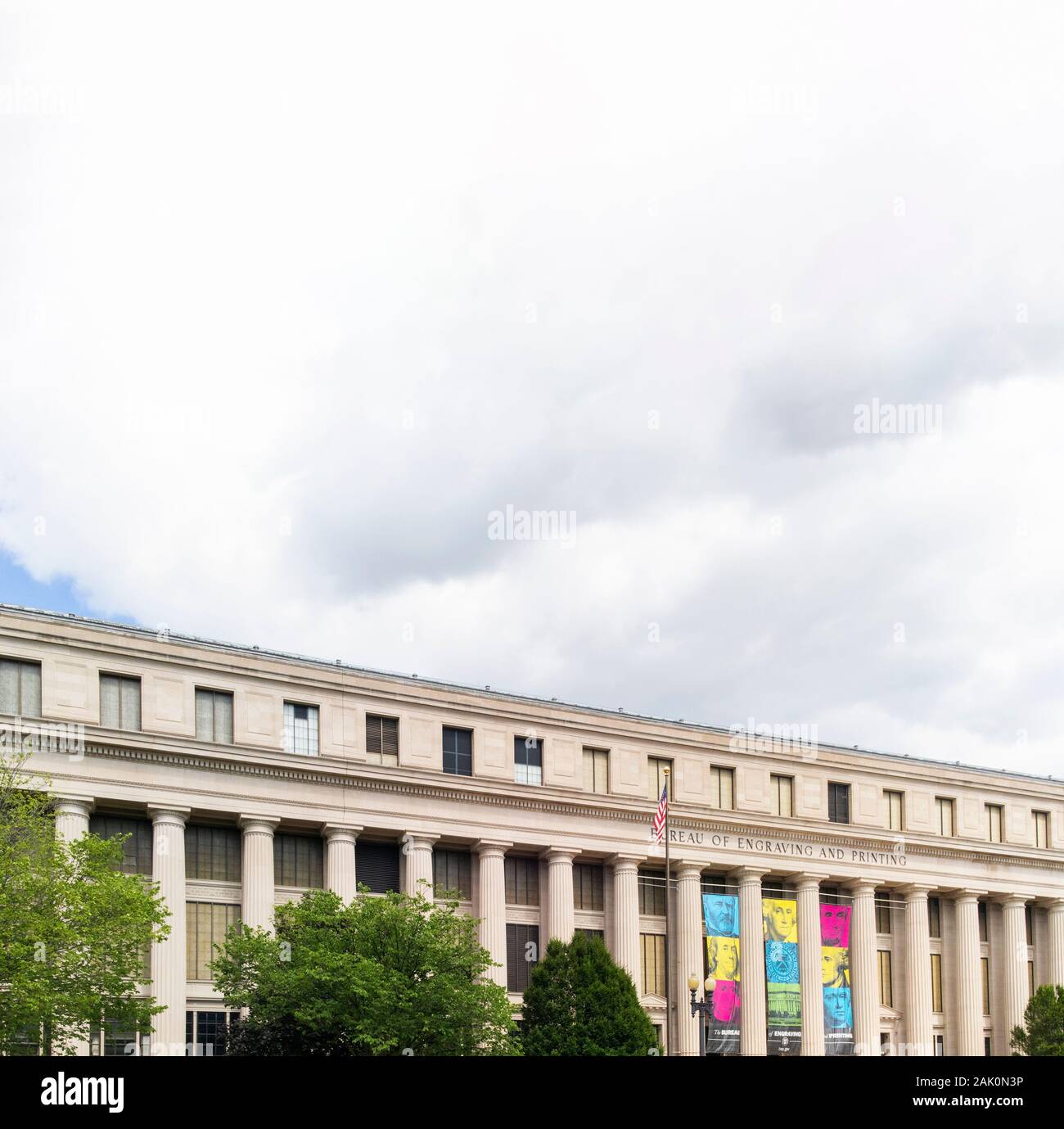 Washington DC, Stati Uniti d'America - 22 Giugno 2019: vista esterna del Bureau di incisione e stampa di facciata di edificio ingresso con cloudscape sky. Foto Stock
