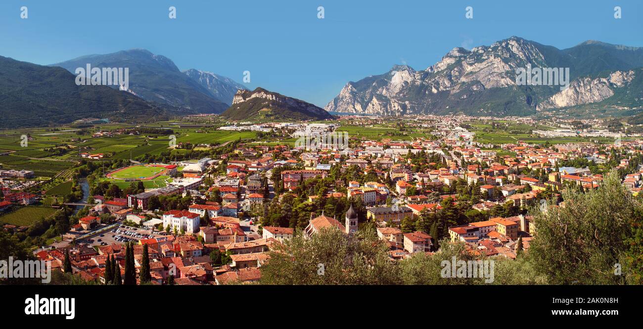 Paesaggio - valle con borghi tra montagne, alta montagna Monte Brione e lago di Garda (Lago di Garda) sullo sfondo, vista dal Castello di Arco Foto Stock