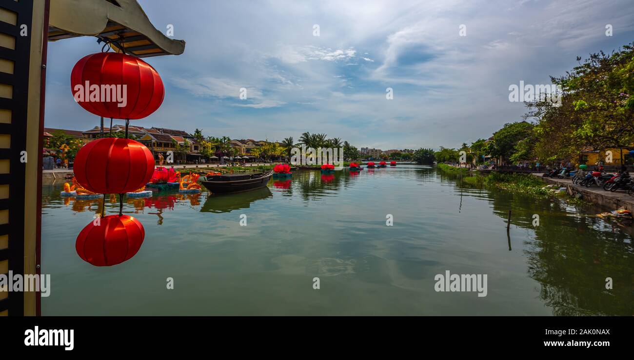 Close up di lanterne decorativo con la vista del fiume Thu Bon e vecchi edifici di colore giallo nella antica città di Hoi An, Vietnam Foto Stock