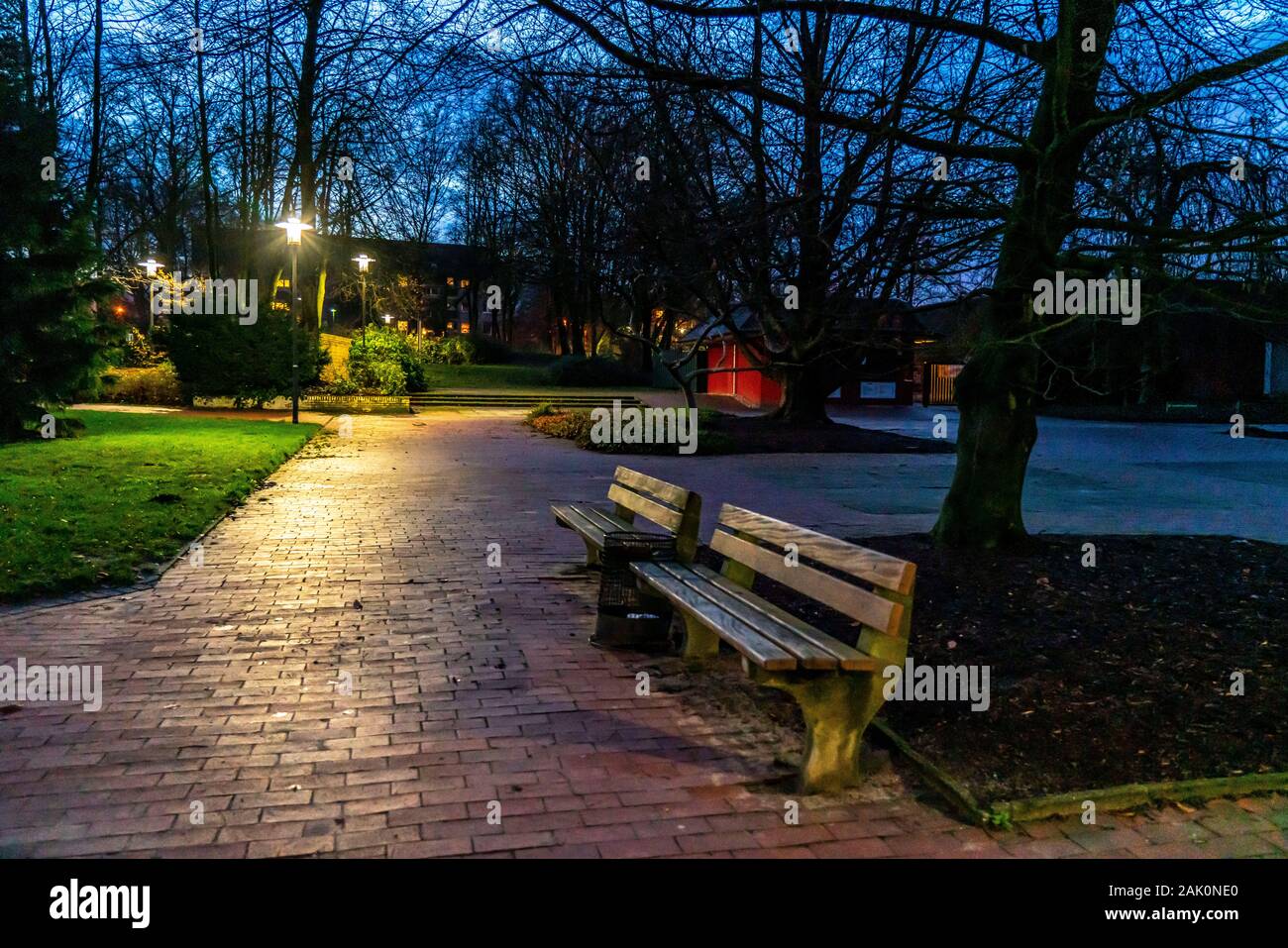 La Al Grugapark, in inverno, parcheggio vuoto di sera, Essen, Germania, Foto Stock