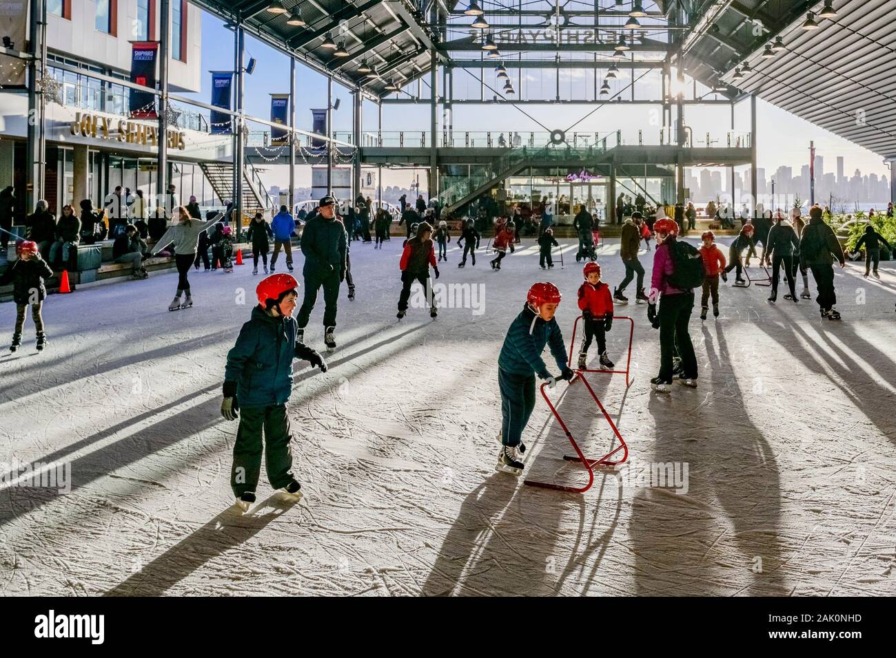 I Cantieri Navali di Skate Plaza, inferiore Lonsdale, North Vancouver, British Columbia, Canada Foto Stock