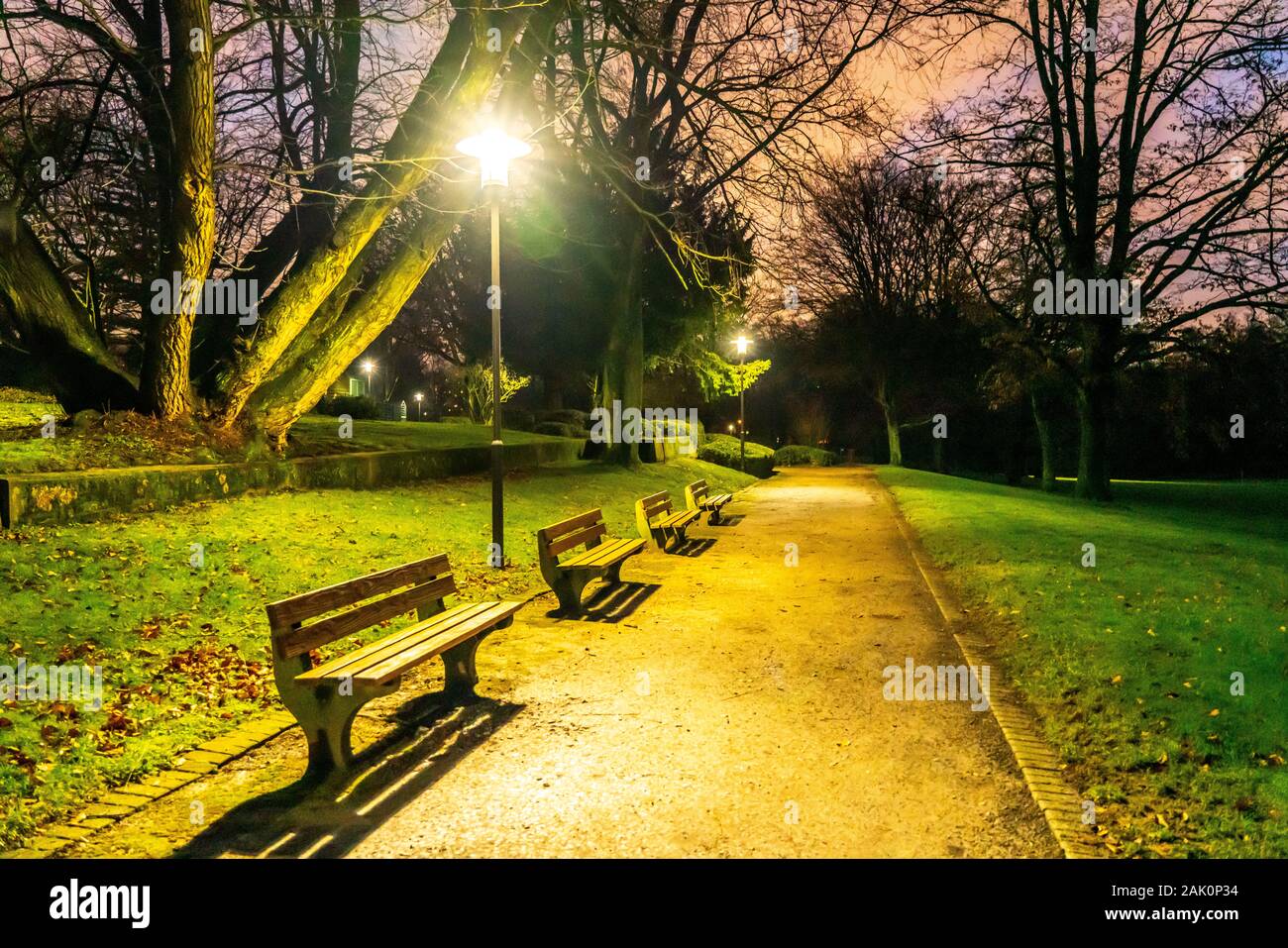La Al Grugapark, in inverno, parcheggio vuoto di sera, Essen, Germania, Foto Stock