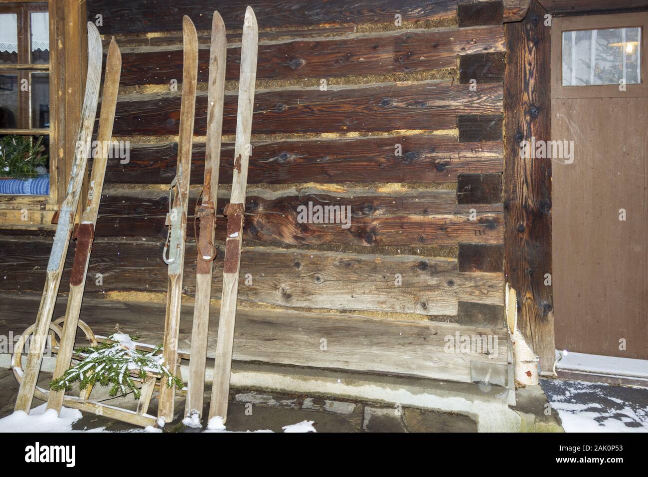 Retrò sci in legno con legame arrugginito appoggiata sulla cabina in legno in open-air museum a Roznov pod Radhostem in Repubblica Ceca Foto Stock