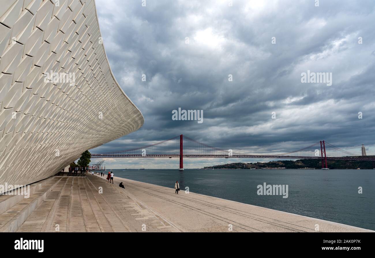 Il moderno MAAT (Museu de Arte, Arquitetura e Tecnologia) edificio con architettura futuristica in Lisbona, Portogallo Foto Stock